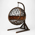 Fauteuil œuf suspendu en rotin avec motif géométrique et support en métal noir brun