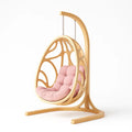 Fauteuil œuf suspendu en bois avec coussin en tissu rose