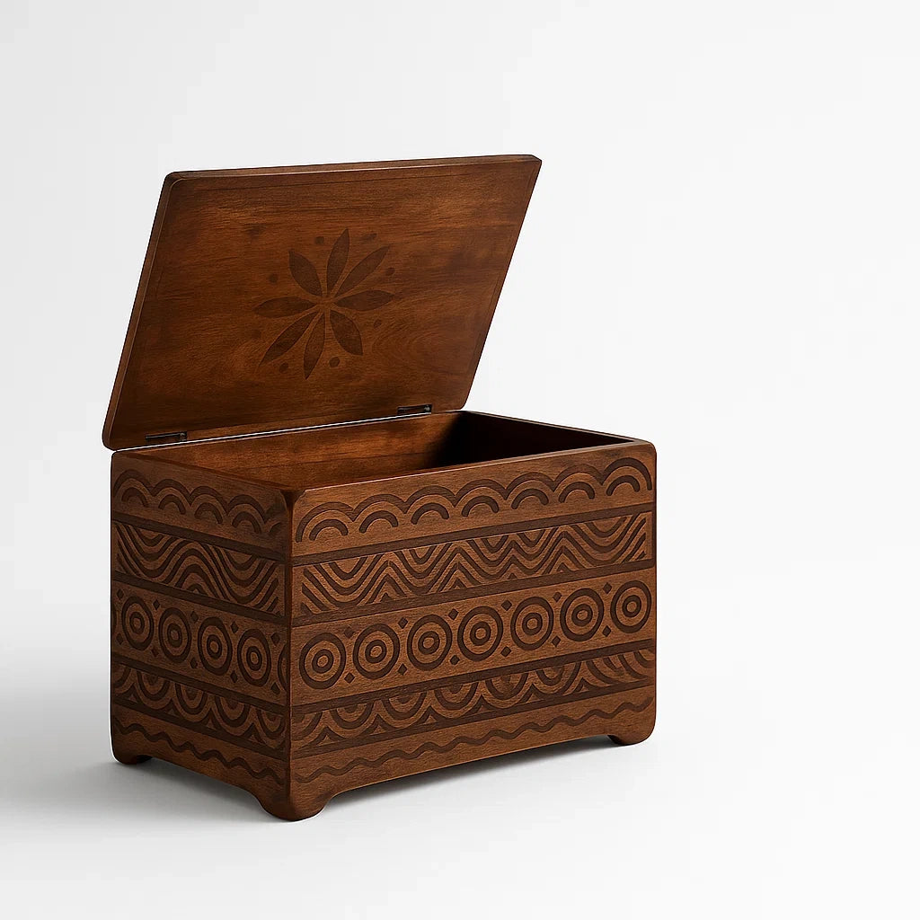 Coffre de rangement en bois massif avec gravure géométrique
